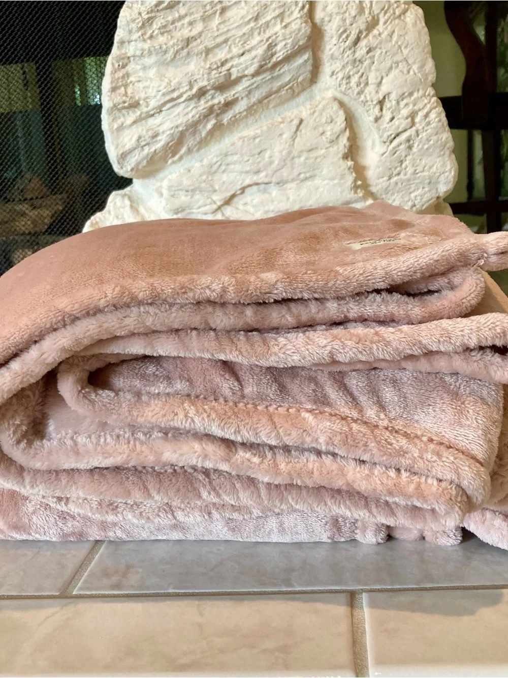 NWOT Kate Spade New York King size velvet soft fleece blanket features in blush